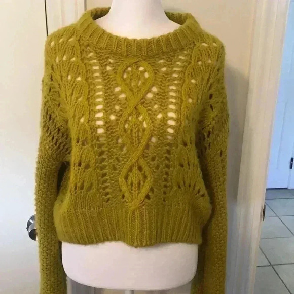Urban Outfitters Gold Crew Neck Sweater with Elegant Knit Design - Picture 2 of 7